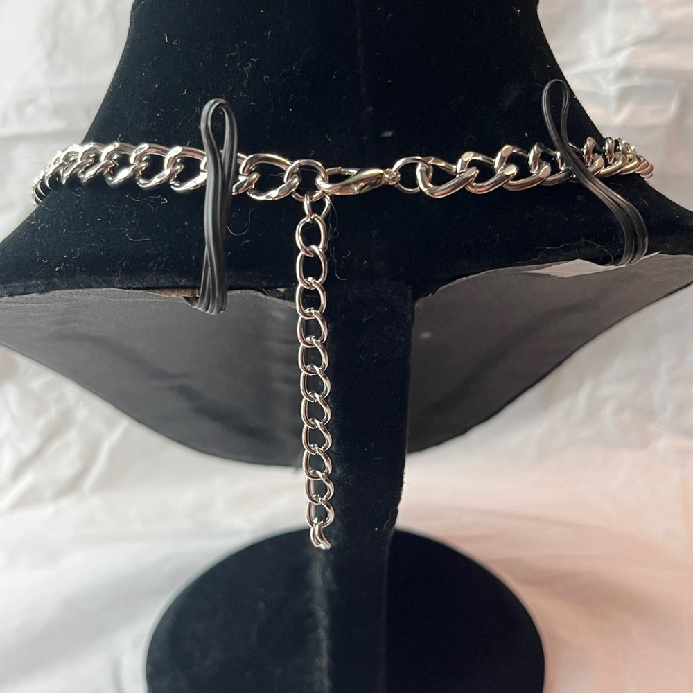 Dana BUCHMAN added & Elegant Silver Tone Necklace & earrings with Clear Crystals - Picture 4 of 11
